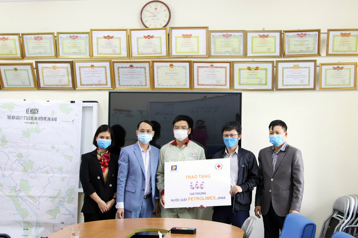 Doanh nghiệp chung tay cùng dân Hạ Lôi phòng chống dịch COVID-19 - 1