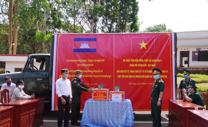 Đắk Nông, Đắk Lắk tặng vật tư y tế chống COVID-19 cho Campuchia - 1
