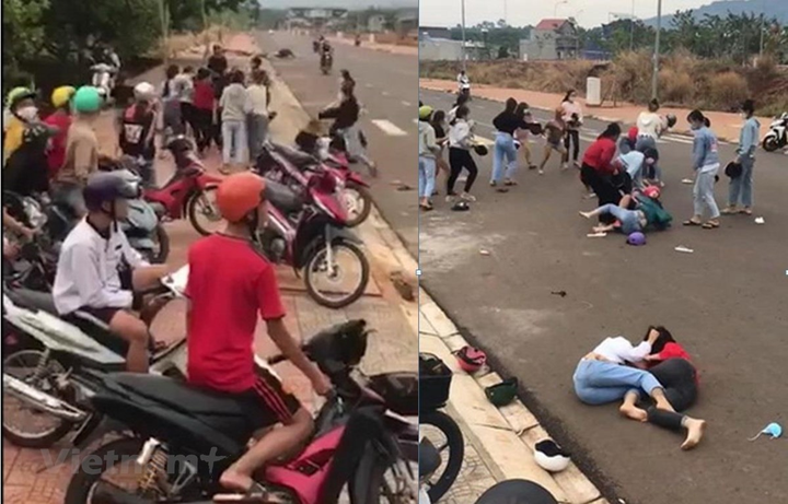 Xác minh clip 2 nhóm thiếu nữ đánh nhau trước cổng trường ở Bình Phước - 1