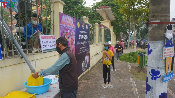 Học sinh chế tạo máy ATM phát gạo miễn phí cho người nghèo - 1