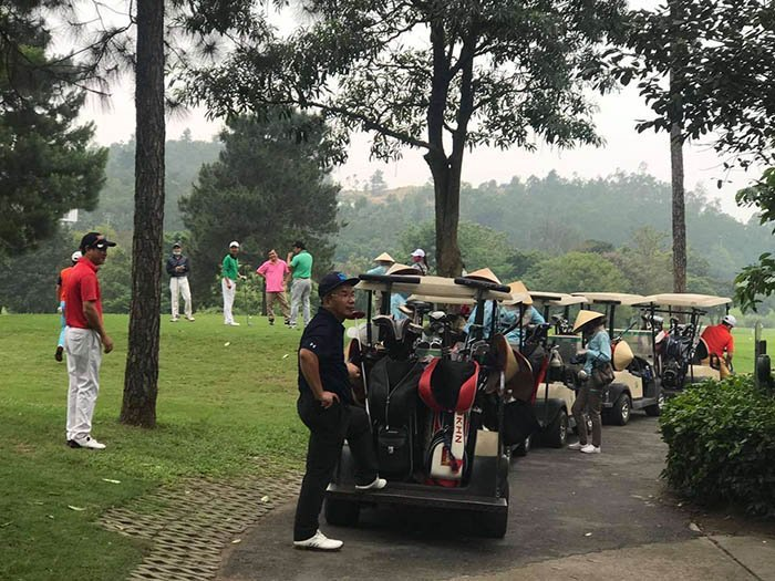 Xe điện nối đuôi nhau chở khách vào sân golf Đại Lải và Tam Đảo - 3