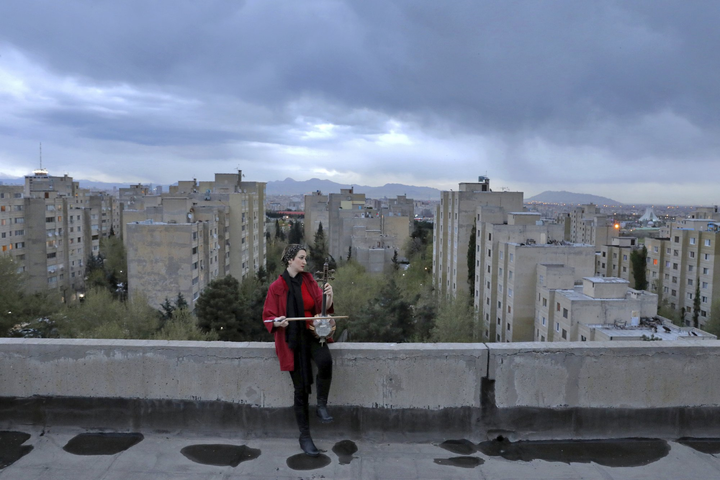 Nghệ sĩ Iran biểu diễn trên sân thượng khích lệ người dân cách ly ngừa COVID-19 - 6