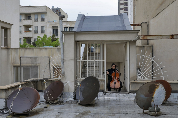 Nghệ sĩ Iran biểu diễn trên sân thượng khích lệ người dân cách ly ngừa COVID-19 - 10