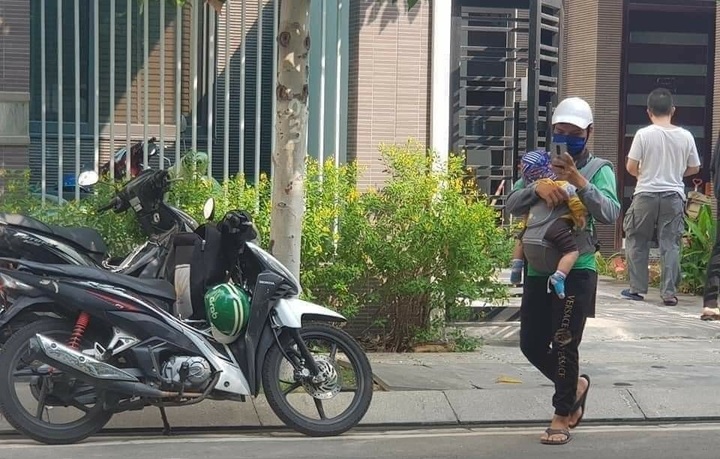 Xúc động hình ảnh ông bố shipper địu con đi giao hàng - 3