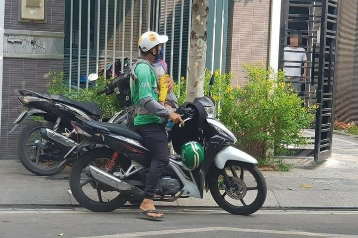 Xúc động hình ảnh ông bố shipper địu con đi giao hàng - 1