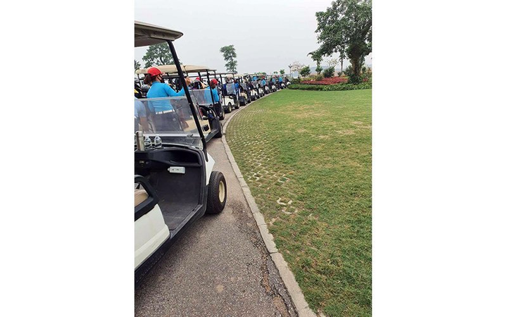 Xe điện nối đuôi nhau chở khách vào sân golf Đại Lải và Tam Đảo - 2