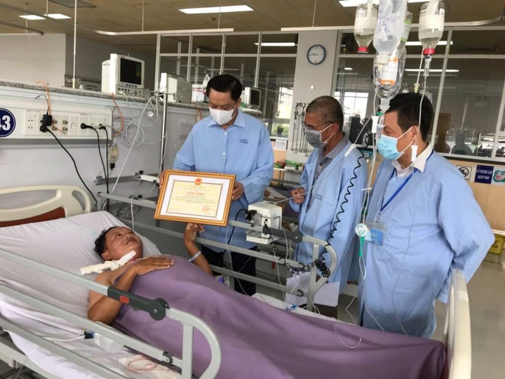 Phóng viên đang nằm viện được trao bằng khen trong phòng, chống dịch COVID-19 - 1