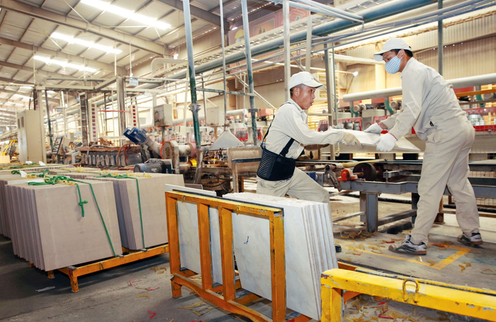 Sao doanh nghiệp giảm lương người lao động mà cán bộ, công chức lại không? - 1