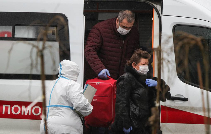 Số người mắc COVID-19 ở Nga tăng báo động, công dân Trung Quốc tự cách ly - 1