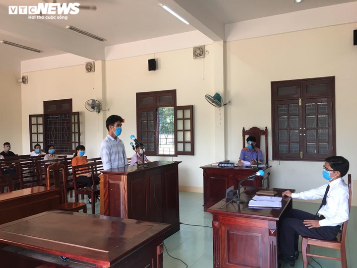 9 tháng tù cho kẻ đánh công an tại chốt kiểm soát dịch COVID-19 - 1