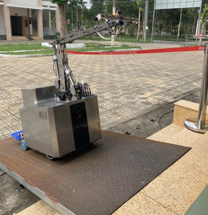 Cận cảnh robot khử khuẩn thay thế người ở bệnh viện điều trị COVID-19 - 1