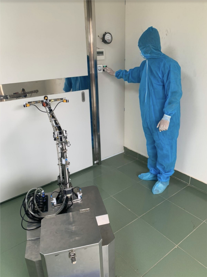 Cận cảnh robot khử khuẩn thay thế người ở bệnh viện điều trị COVID-19 - 2