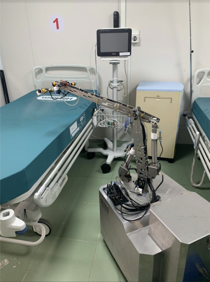 Cận cảnh robot khử khuẩn thay thế người ở bệnh viện điều trị COVID-19 - 3