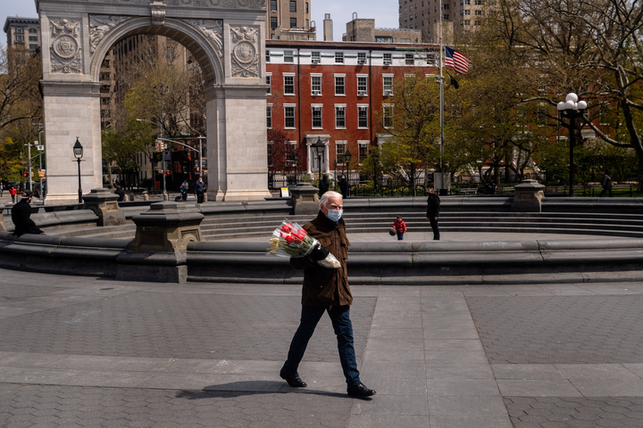 Người dân New York miễn cưỡng đeo khẩu trang nơi công cộng - 2