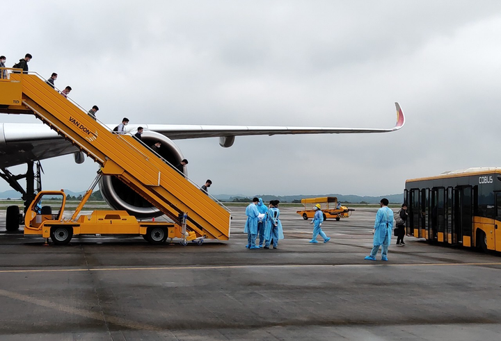 Chuyến bay chở 308 kỹ sư Hàn Quốc hạ cánh tại sân bay quốc tế Vân Đồn - 1