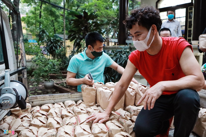 Xuân Bắc, Tự Long chung tay gói quà gửi tặng người nghèo - 9