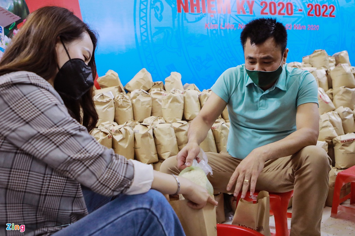 Xuân Bắc, Tự Long chung tay gói quà gửi tặng người nghèo - 7