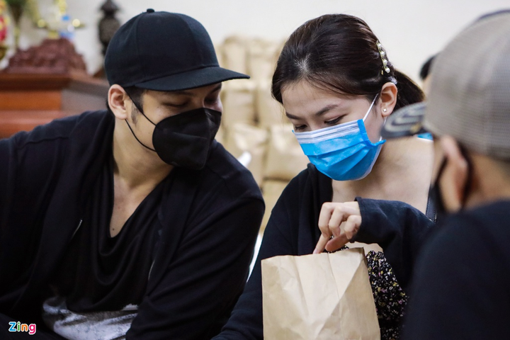 Xuân Bắc, Tự Long chung tay gói quà gửi tặng người nghèo - 5