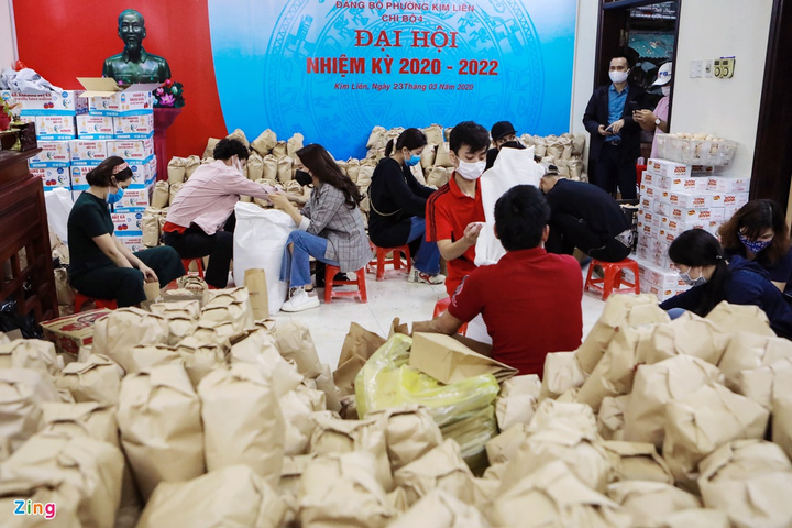 Xuân Bắc, Tự Long chung tay gói quà gửi tặng người nghèo - 1