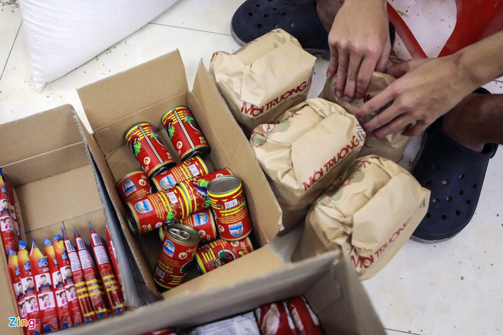 Xuân Bắc, Tự Long chung tay gói quà gửi tặng người nghèo - 4