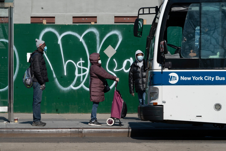 Người dân New York miễn cưỡng đeo khẩu trang nơi công cộng - 3