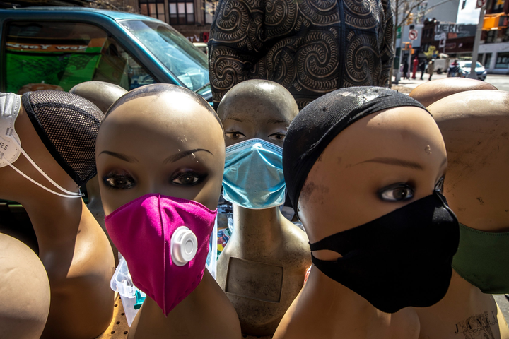 Người dân New York miễn cưỡng đeo khẩu trang nơi công cộng - 4