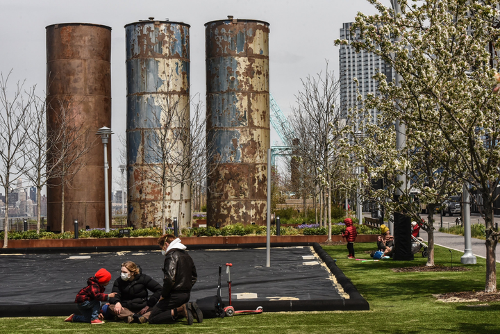 Người dân New York miễn cưỡng đeo khẩu trang nơi công cộng - 5