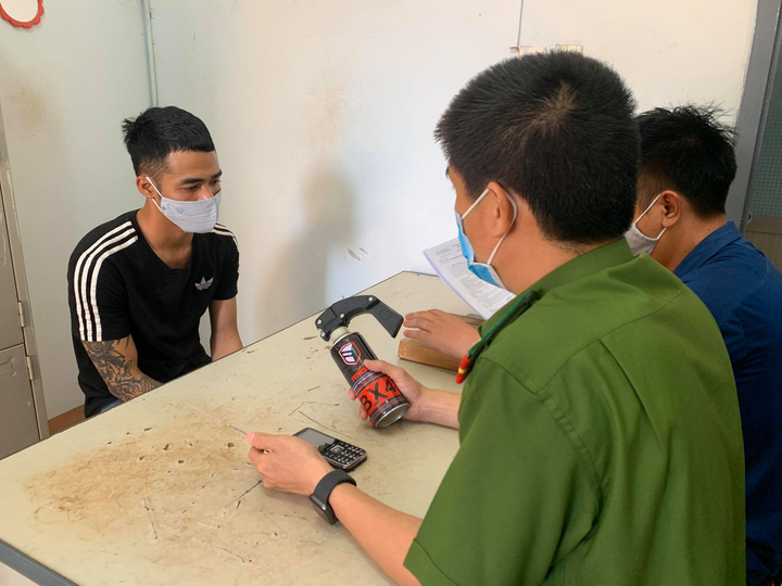Bắt kẻ trốn truy nã mang hung khí nguy hiểm phòng thân - 1