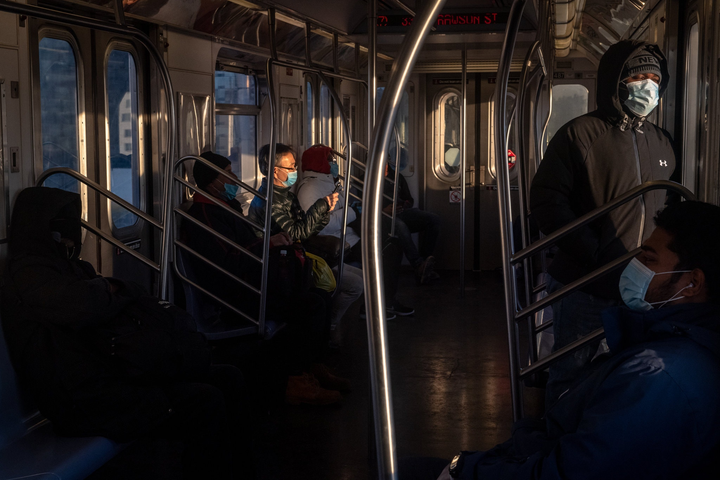Người dân New York miễn cưỡng đeo khẩu trang nơi công cộng - 6
