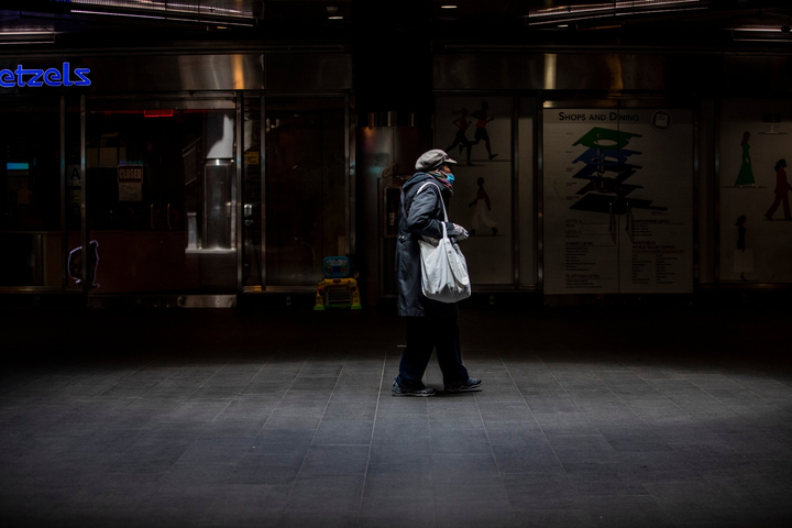 Người dân New York miễn cưỡng đeo khẩu trang nơi công cộng - 7