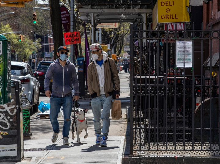 Người dân New York miễn cưỡng đeo khẩu trang nơi công cộng - 8