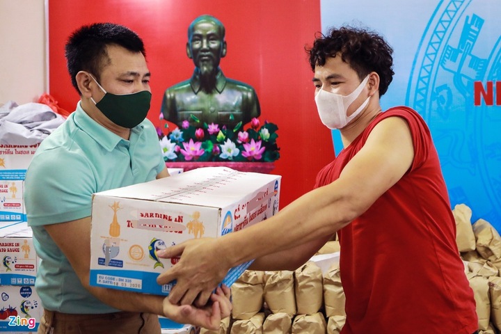 Xuân Bắc, Tự Long chung tay gói quà gửi tặng người nghèo - 3