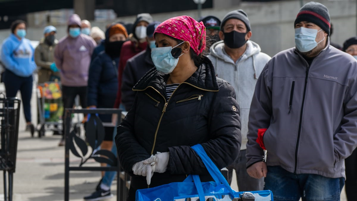 Người dân New York miễn cưỡng đeo khẩu trang nơi công cộng - 1