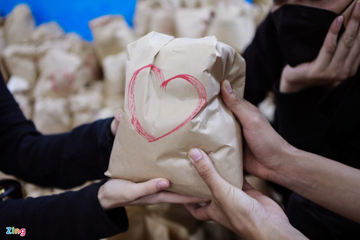 Xuân Bắc, Tự Long chung tay gói quà gửi tặng người nghèo - 8