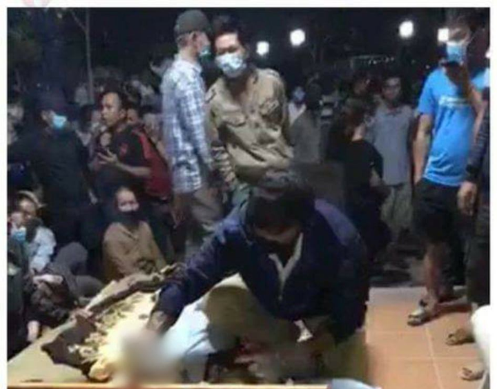 Ngã thiệt mạng khi giằng co với công an, người nhà đưa thi thể lên trụ sở xã - 1