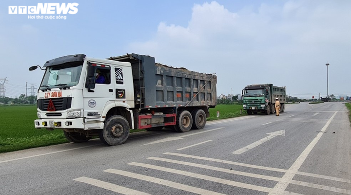 'Chim mồi' theo dõi khiến công an Bắc Ninh khó xử lý xe quá tải, quá khổ - 2