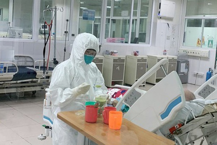 Sức khỏe phi công người Anh dần ổn định, âm tính với virus corona - 1