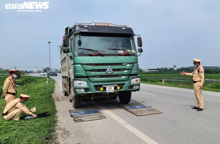 'Chim mồi' theo dõi khiến công an Bắc Ninh khó xử lý xe quá tải, quá khổ - 3