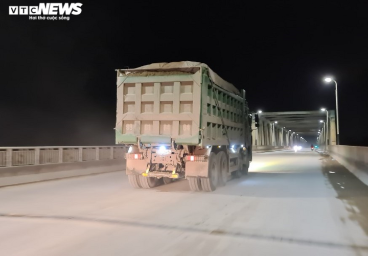 'Chim mồi' theo dõi khiến công an Bắc Ninh khó xử lý xe quá tải, quá khổ - 1