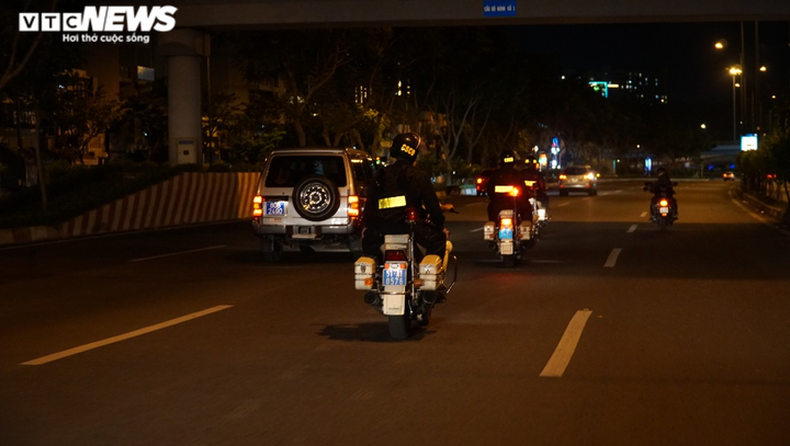 Ảnh: Cảnh sát TP.HCM kiểm tra, ngăn việc lợi dụng dịch COVID-19 để đua xe - 3