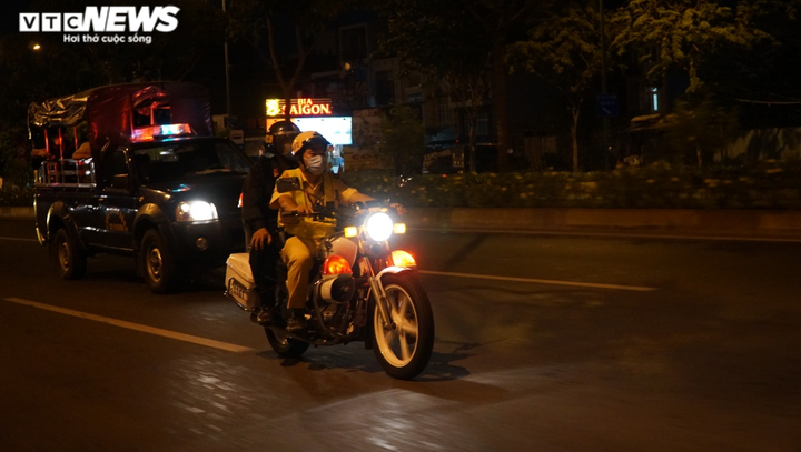 Ảnh: Cảnh sát TP.HCM kiểm tra, ngăn việc lợi dụng dịch COVID-19 để đua xe - 4