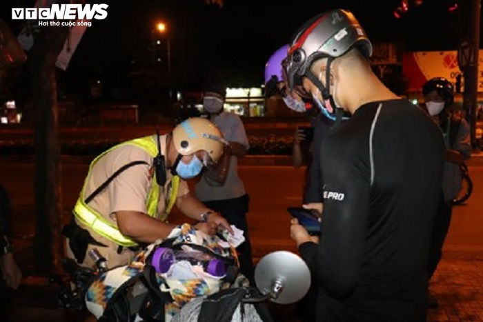 Ảnh: Cảnh sát TP.HCM kiểm tra, ngăn việc lợi dụng dịch COVID-19 để đua xe - 8