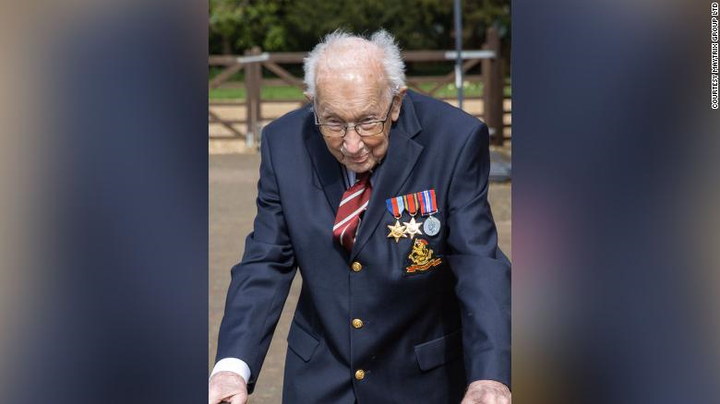 Cựu binh 99 tuổi đi bộ 100 vòng quanh vườn, gây quỹ 23 triệu USD chống COVID-19 - 1