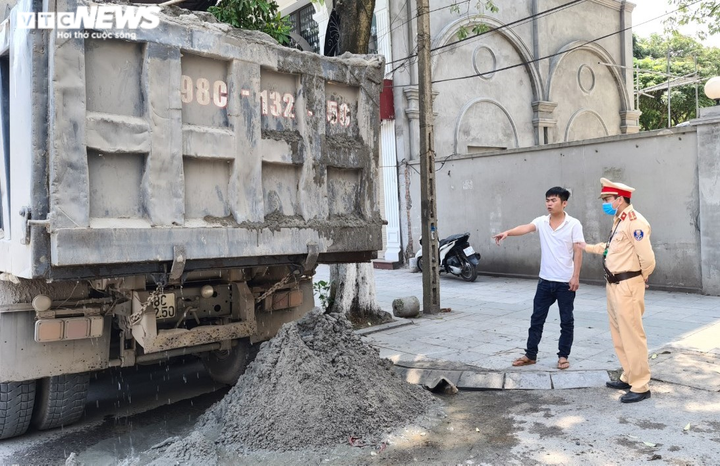 'Chim mồi' theo dõi khiến công an Bắc Ninh khó xử lý xe quá tải, quá khổ - 4