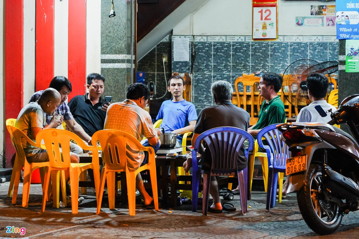 Cảnh tụ tập ăn nhậu trên hè phố Sài Gòn dịp cách ly xã hội - 1