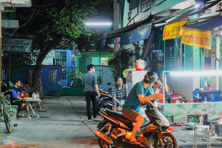 Cảnh tụ tập ăn nhậu trên hè phố Sài Gòn dịp cách ly xã hội - 10