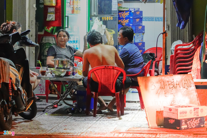 Cảnh tụ tập ăn nhậu trên hè phố Sài Gòn dịp cách ly xã hội - 3