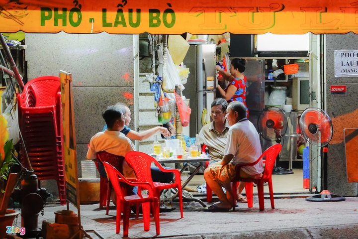 Cảnh tụ tập ăn nhậu trên hè phố Sài Gòn dịp cách ly xã hội - 4