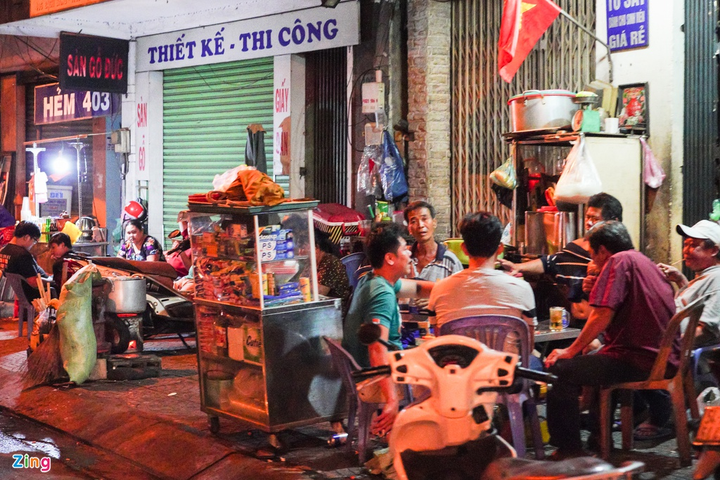 Cảnh tụ tập ăn nhậu trên hè phố Sài Gòn dịp cách ly xã hội - 5