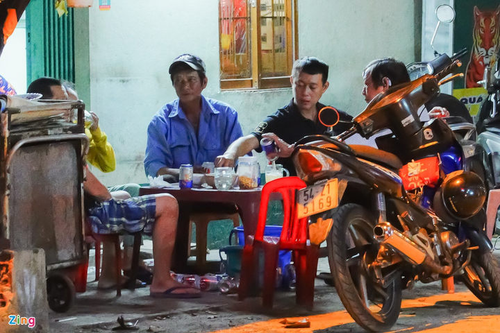 Cảnh tụ tập ăn nhậu trên hè phố Sài Gòn dịp cách ly xã hội - 6
